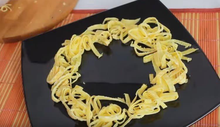 Setzen Sie die geschnittenen Pfannkuchen auf die Schüssel.