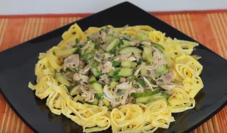 Legen Sie den Salat in die Mitte der Schüssel.