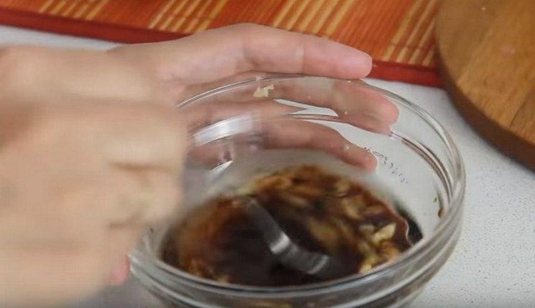 Das Dressing mischen.