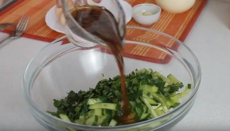 Dressing zum Salat geben, mischen.