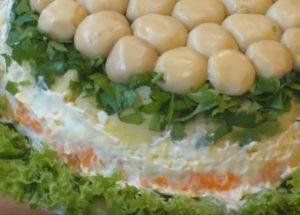 Pregătim o delicioasă și frumoasă salată de ciuperci de poiană conform unei rețete pas cu pas cu o fotografie.