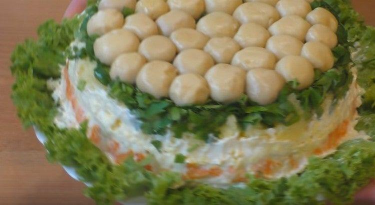 We turn the form on a serving dish. remove the cling film, and our salad Mushroom glade is ready.