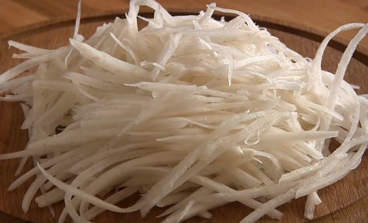 разтриваме дайкона върху ренде на корейски.