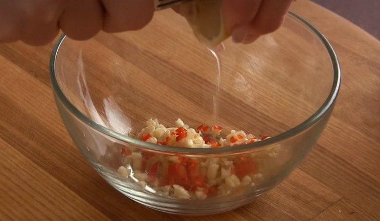 Изстискайте лимонов сок с чесън и черен пипер.