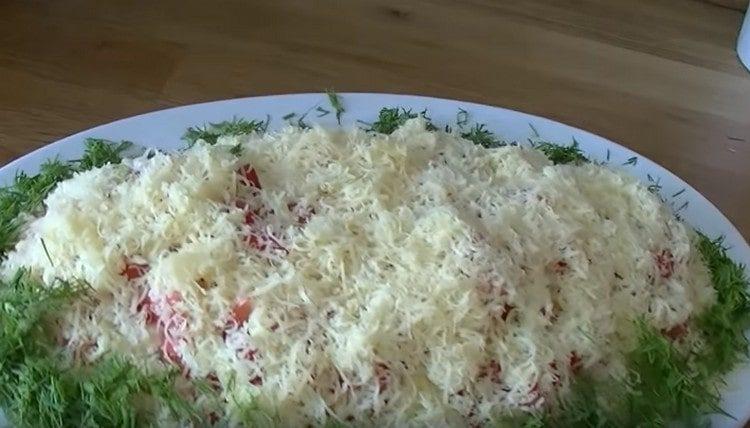 Espolvorea con queso, decora con hierbas y la ensalada de verano está lista.