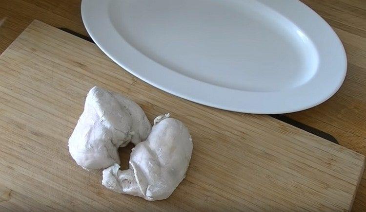 Para la ensalada necesitarás pollo hervido.