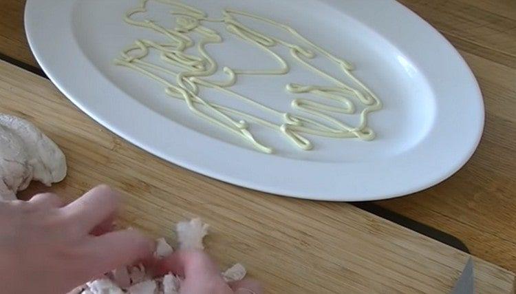 Engrase ligeramente la ensalada con mayonesa.