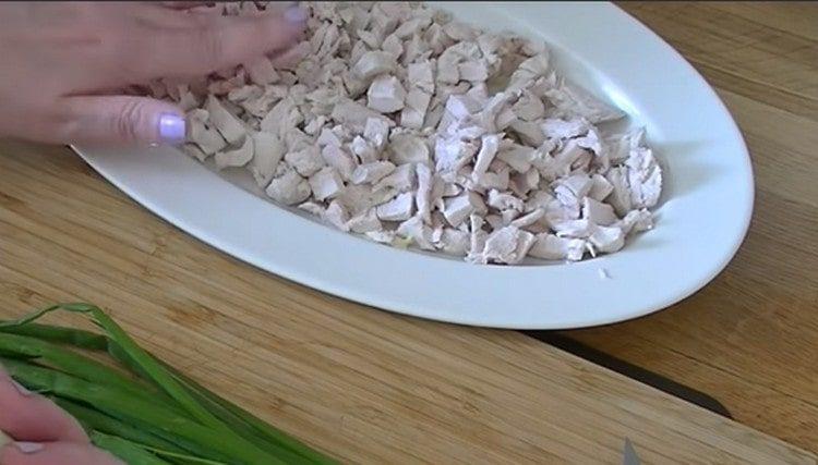 La primera capa de ensalada será pollo.