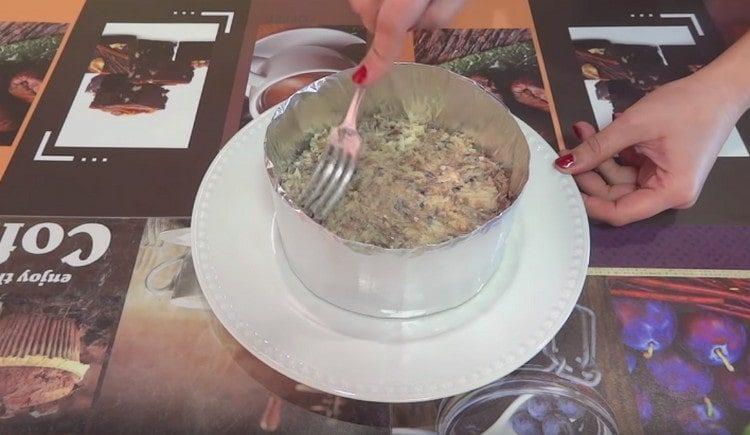 על גבי תפוחי האדמה אנו יוצרים שכבת saury.