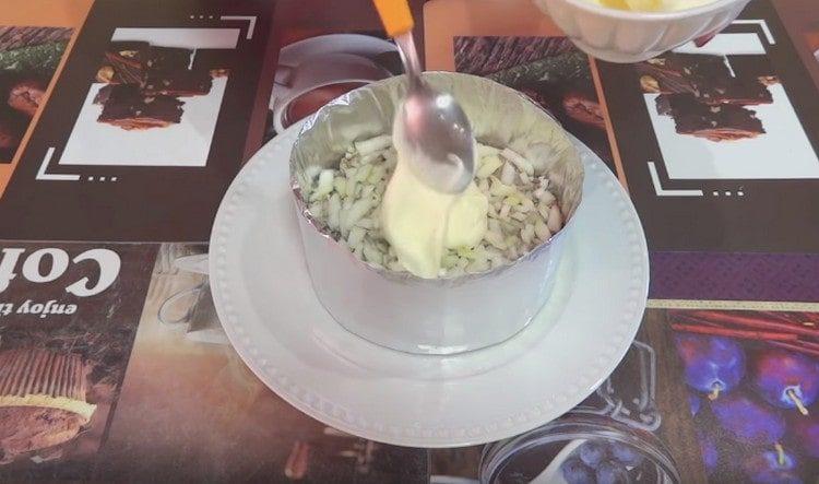 שים בצל על תפר ושומן עם מיונז