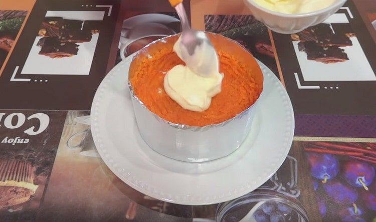 אנו מצפים את שכבת הגזר במיונז.