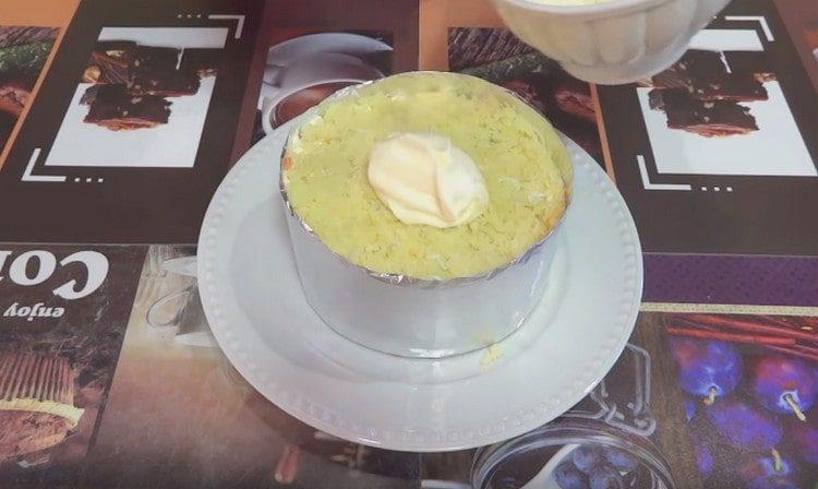 שים תפוחי אדמה על גבי הגזר, משמנים במיונז.