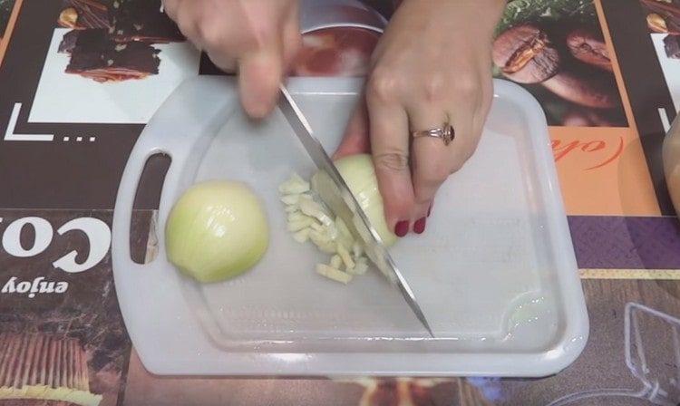 טוחנים את הבצל.