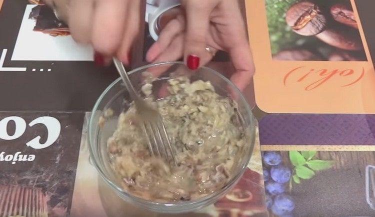 לוש את השעון במזלג.