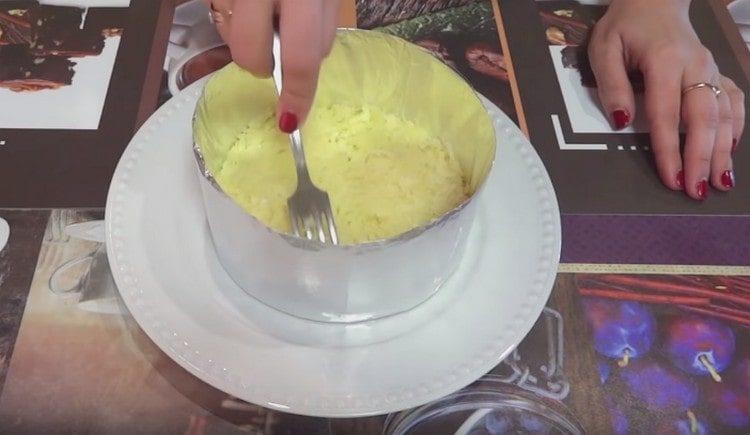 שים את תפוחי האדמה בשכבה הראשונה.