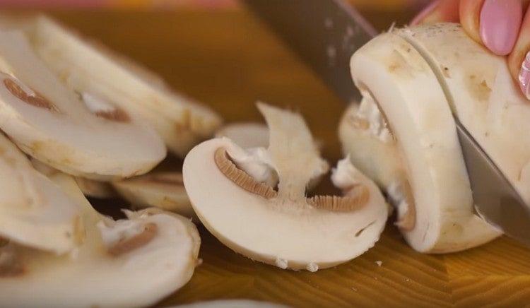 Ciuperci mărunțite.