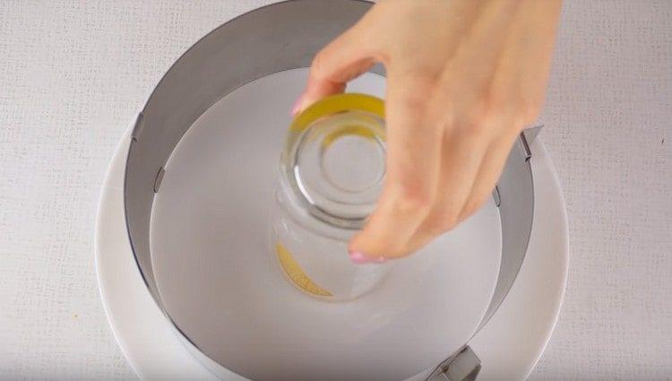 instalăm un formular detașabil pe o farfurie pentru servire, punem un pahar în centru.