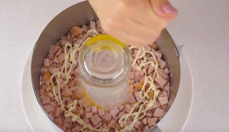 pune șuncă, maioneză.