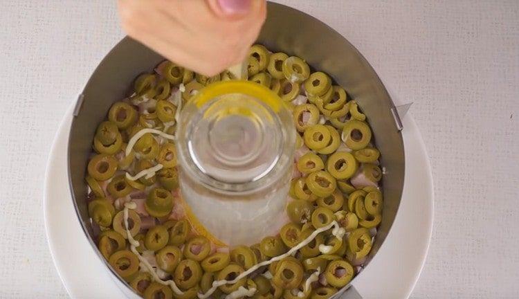 puneți măslinele pe șuncă, aplicați maioneza.