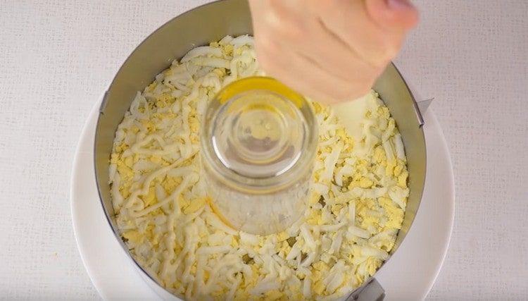 Urmează stratul de ou, maioneză.