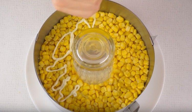 Întindeți porumbul.