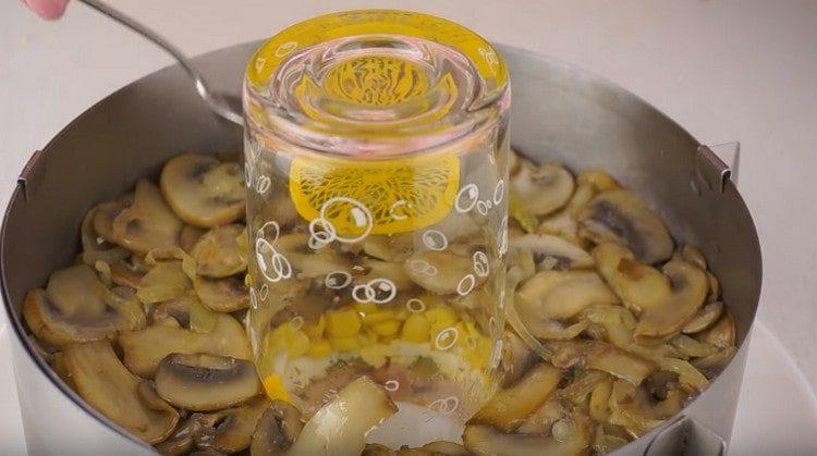 Apoi întindeți ciupercile.