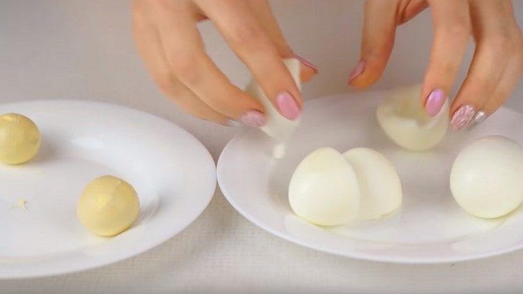 Împărțim ouăle în proteine ​​și gălbenușuri.