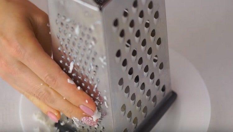 Găiniți albusurile și gălbenușurile separat.