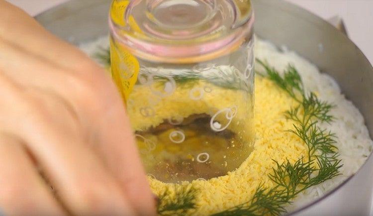 Adăugați ramurile de mărar.