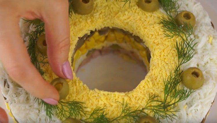 pune pe o salată măsline tăiate în jumătate