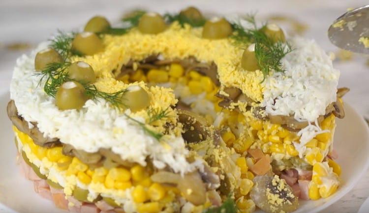 După cum vedeți, puteți găti o varietate de salate pentru Anul Nou acasă.