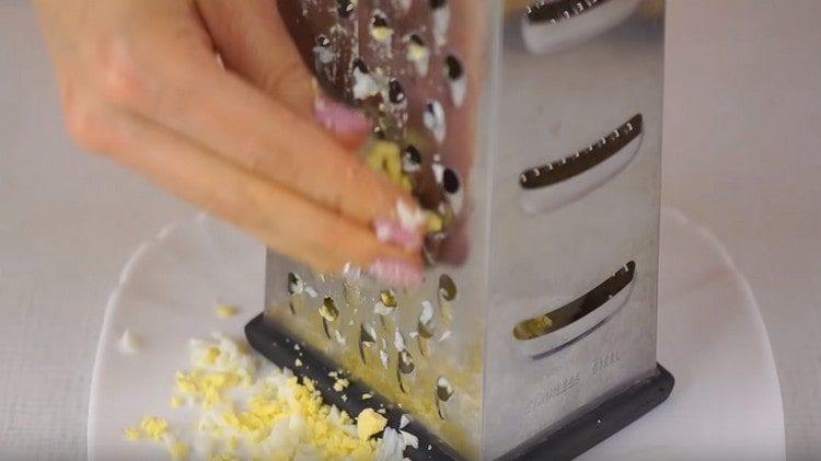 Răciți ouăle fierte.