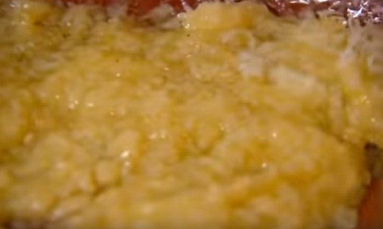 Tilsæt hvidløg og olivenolie.