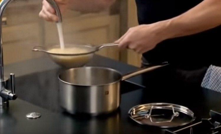 Kast pastaen på en sigte og skyl.