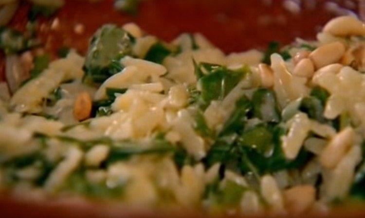 Tilsæt hakkede greener og pinjekerner.