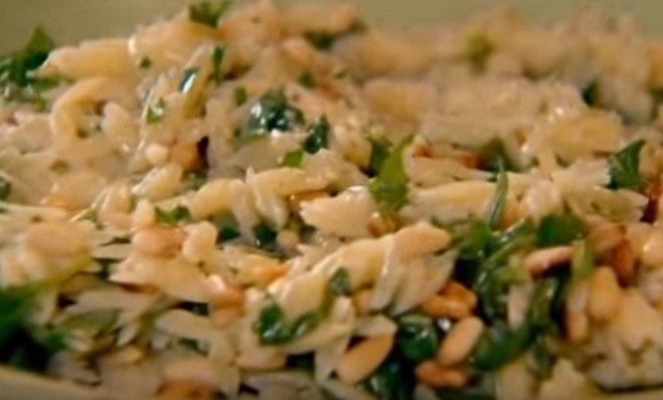 Den originale varme salat med orzo-pasta er klar.