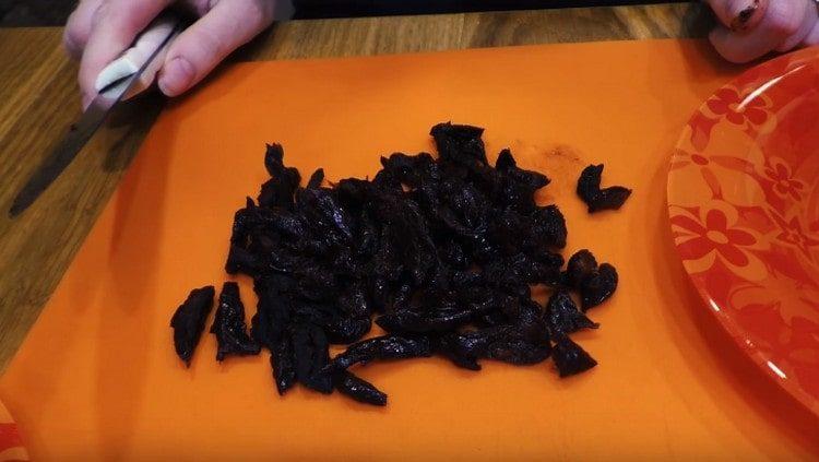 cortar las ciruelas pasas