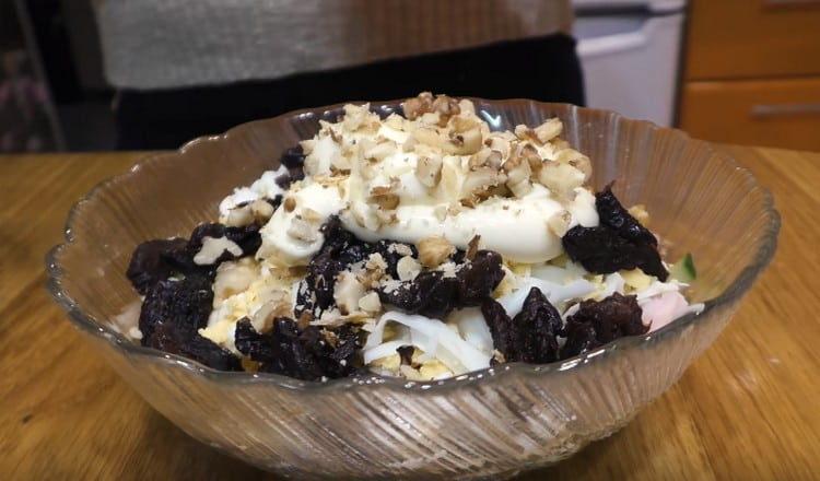 Agregue mayonesa, nueces y la ensalada de ciruelas pasas está lista.