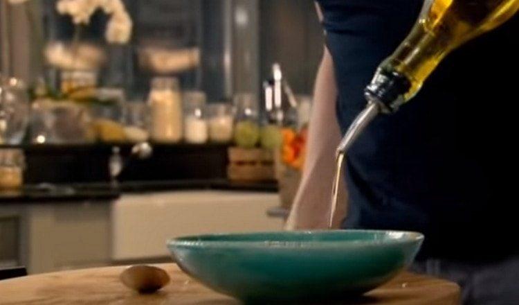 Tilsæt salt og olivenolie.