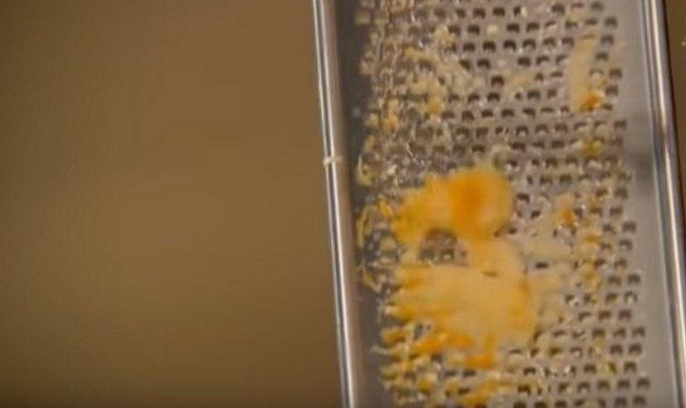 gnid hvidløg på et fint rivejern.