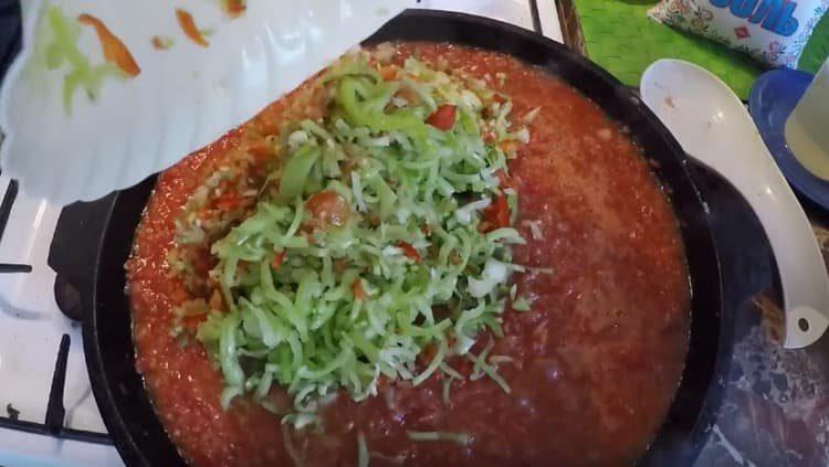 Inilipat namin ang paminta sa masa ng kamatis.