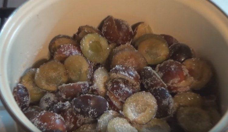 Заспиваме сливи със захар.