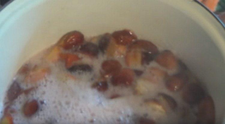 Довеждаме сладкото до кипене, изключваме го след 4-5 минути.