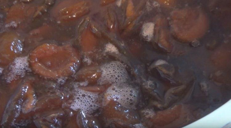 След 12 часа отново докарайте сладкото да заври.