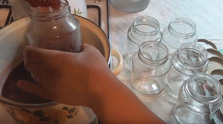 Варим сладко за трети път и изсипваме в стерилизирани буркани.