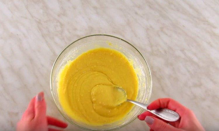 Idagdag ang mga likidong sangkap sa tuyo at ihalo.