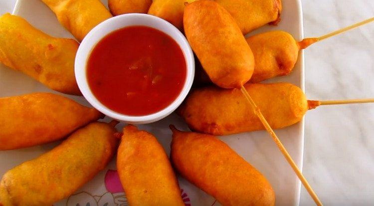 Ang ganitong mga sausage sa batter ay mukhang napaka-pampagana.