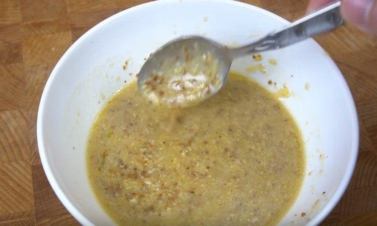 Sosul clasic de salată Caesar este gata.