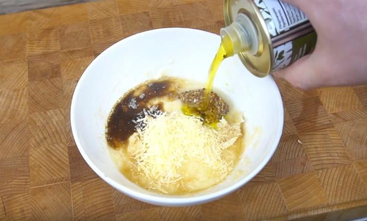 Adăugați și ulei de măsline.