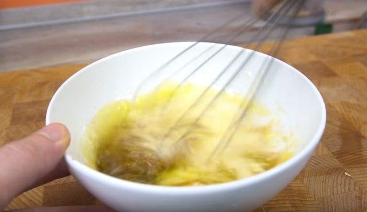 Amestecați sosul până la neted.